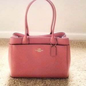 Coach, color pink, perfect for summer. The bag is roomy and medium size.